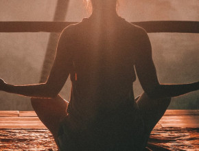 Come meditare su una canzone pop